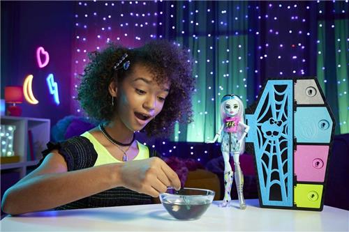 Monster High Skulltimate Secrets - Pop - Frankie Stein met garderobe